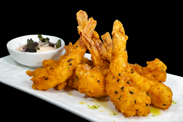 ХРУПКАВИ ПИКАНТНИ СКАРИДИ С ШРИРАЧА ЧИЛИ МАЙОНЕЗА