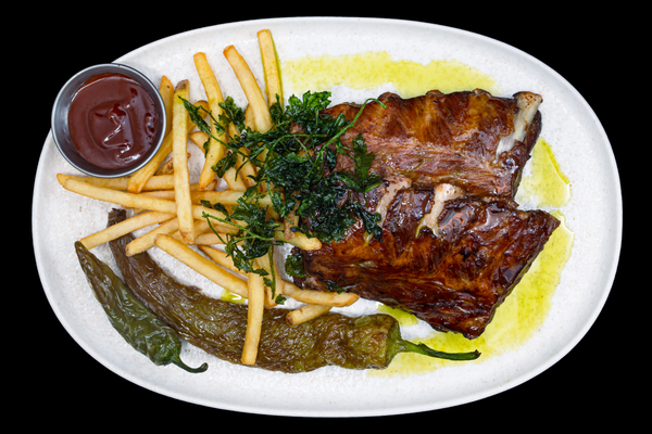 СВИНСКИ РЕБРА СУ ВИД С ПЪРЖЕНИ КАРТОФКИ И СОС БАРБЕКЮ