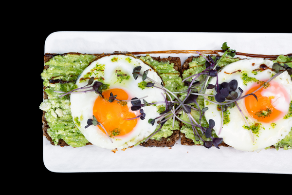 САНДВИЧ С АВОКАДО, СИРЕНЕ И ЯЙЦЕ