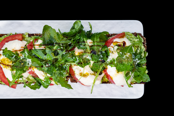 САНДВИЧ С АВОКАДО, МОЦАРЕЛА, ДОМАТ И РУКОЛА