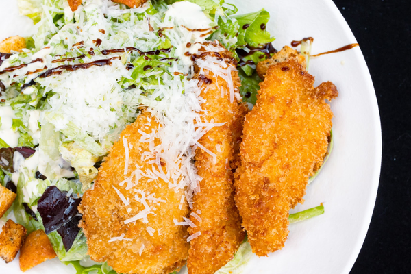 САЛАТА ЦЕЗАР С ХРУПКАВО ПИЛЕ