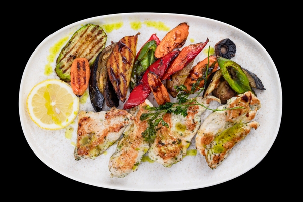 ПИЛЕШКО ФИЛЕ С ГРИЛОВАНИ ЗЕЛЕНЧУЦИ