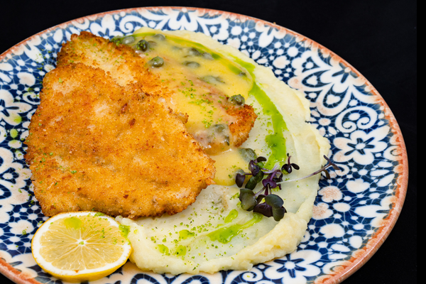 ПИЛЕШКО ФИЛЕ С ПАРМЕЗАНОВА КОРИЧКА И СОС ВЕЛУТЕ С КАПЕРСИ