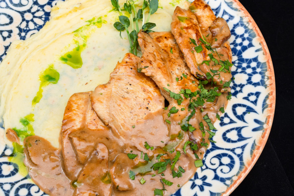 ПИЛЕШКО ФИЛЕ СЪС СОС МАНАТАРКИ И КАРТОФЕНО ПЮРЕ