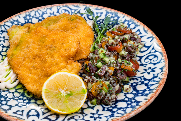 ПИЛЕШКИ ШНИЦЕЛ СЪС СВЕЖА САЛАТКА С КИНОА И ЯПОНСКА МАЙОНЕЗА