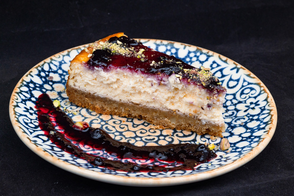 Чийзкейк с домашно сладко от боровинки