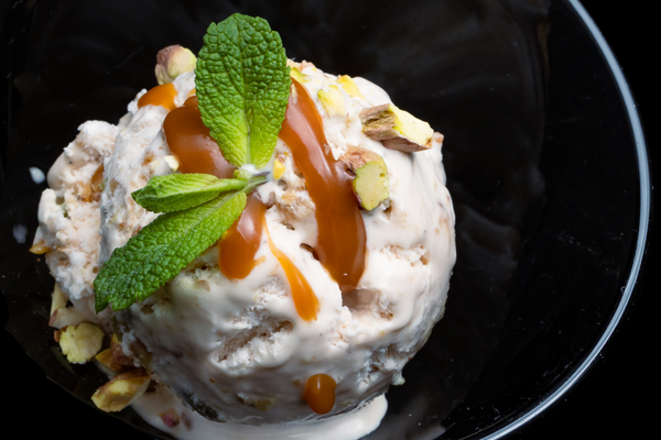 ДОМАШНИЯТ НИ СЛАДОЛЕД СЪС СМОКИНЯ И ОРЕХОВ КРОКАН