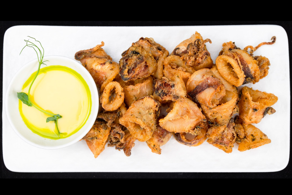 ХРУПКАВИ КАЛМАРИ ЛОЛИГО ПО ГРЪЦКИ С ЛИМОНОВ СОС