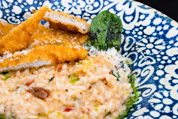 РИЗОТО С КРЕМ ПАРМЕЗАН, СПАНАК И ХРУПКАВО ПИЛЕ