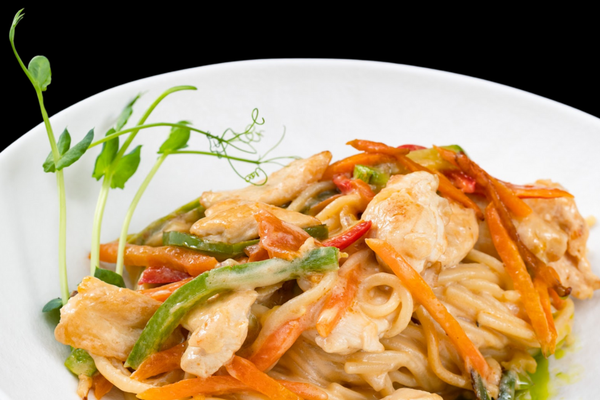 СПАГЕТИ С ПИЛЕ И ЗЕЛЕНЧУЦИ