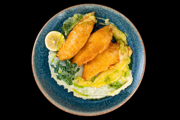 БЯЛА РИБА С ПАРМЕЗАНОВА КОРИЧКА, КАРТОФЕНО ПЮРЕ И ЛИМОНОВО ВЕЛУТЕ